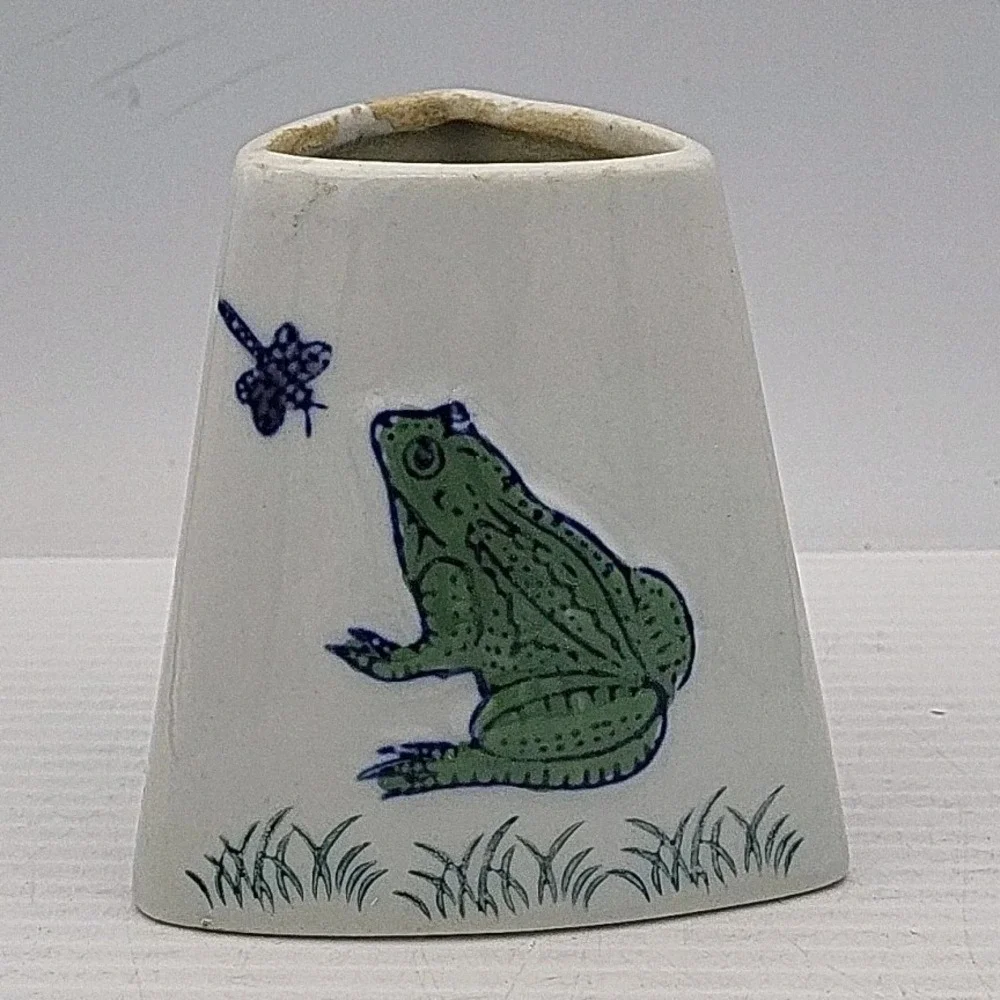 Vintage Frog Triangle Shaped Vase‎